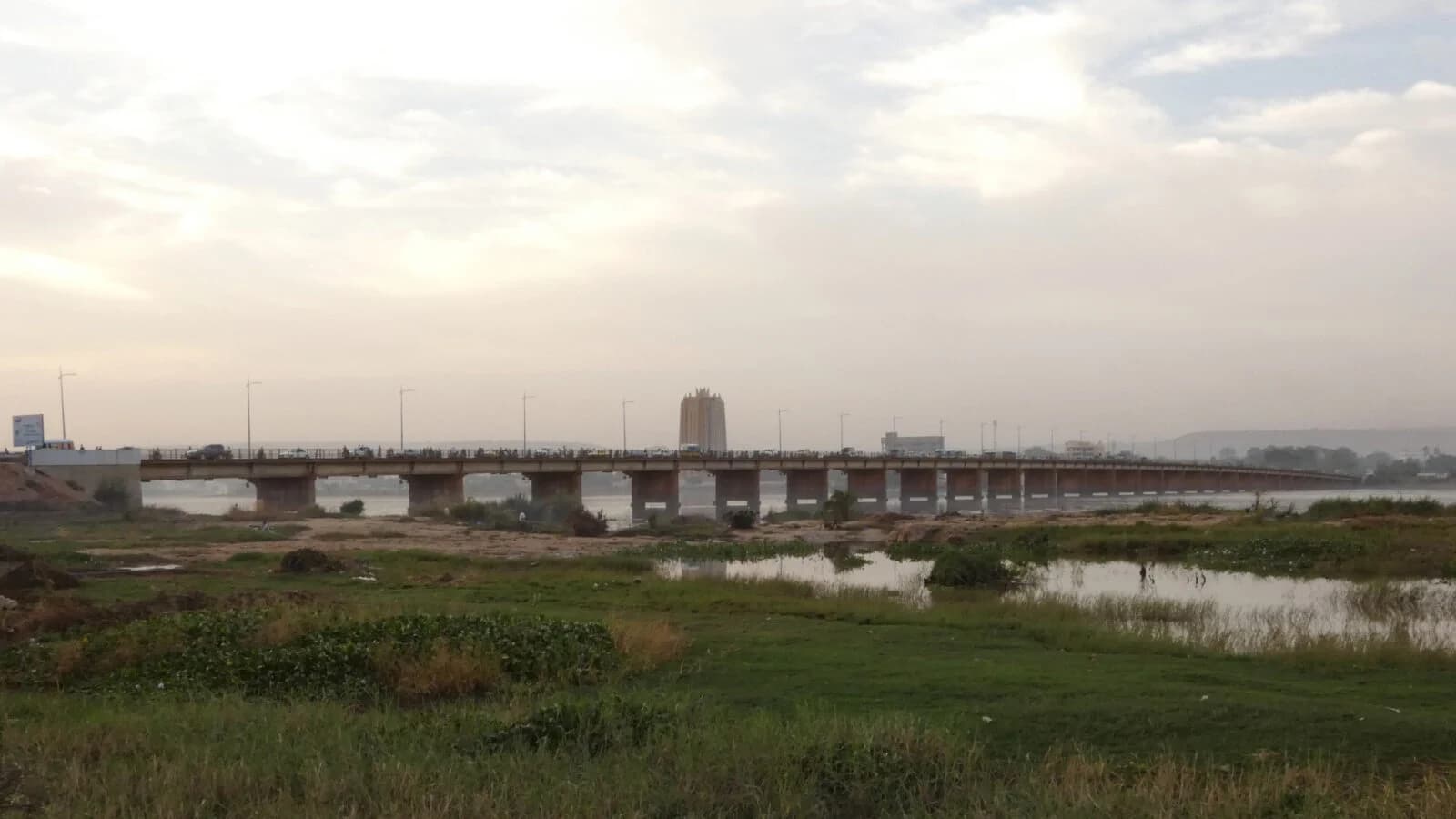 Le pont des Martyrs sur le Niger à Bamako, avec la tour de la BCEAO en arrière-plan