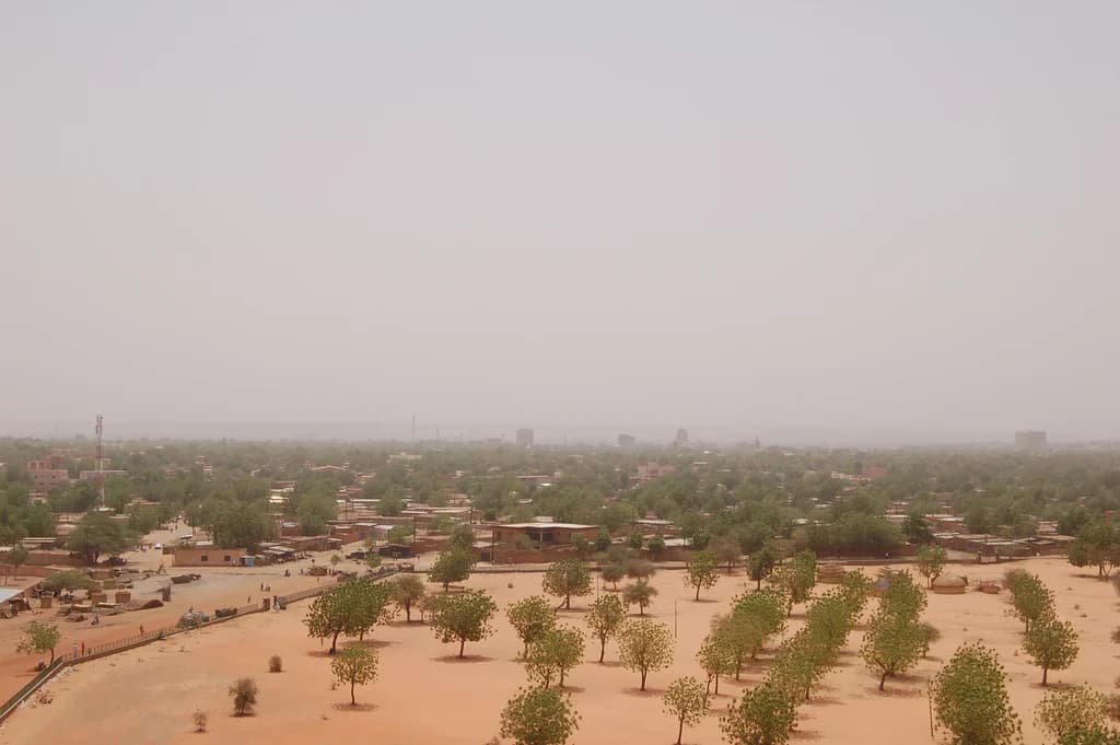 Vue de Niamey depuis la Grande Mosquée, photographiée le 26 mars 2006