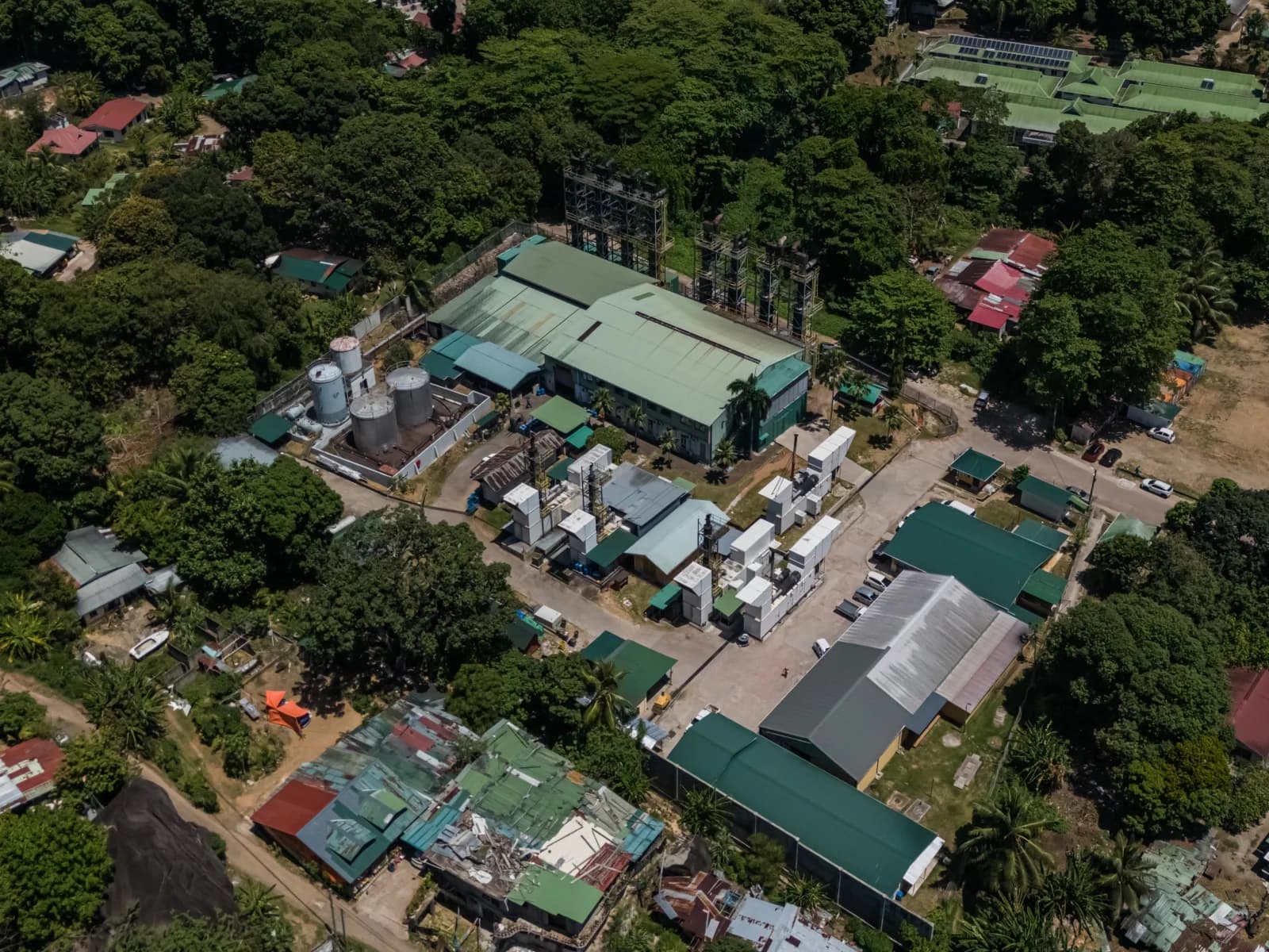 Vue aérienne de la centrale électrique de Praslin aux Seychelles, le 4 octobre 2024